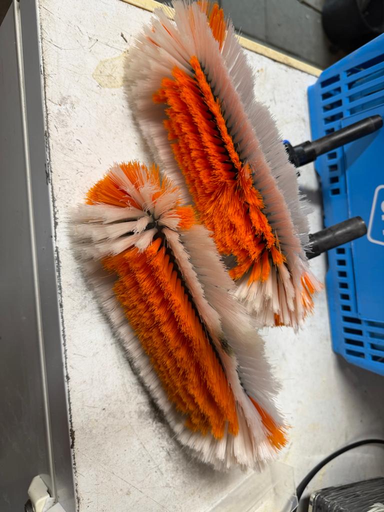 Set van 2 oranje / witte reinigingsborstels, Ophalen of Verzenden, Zo goed als nieuw