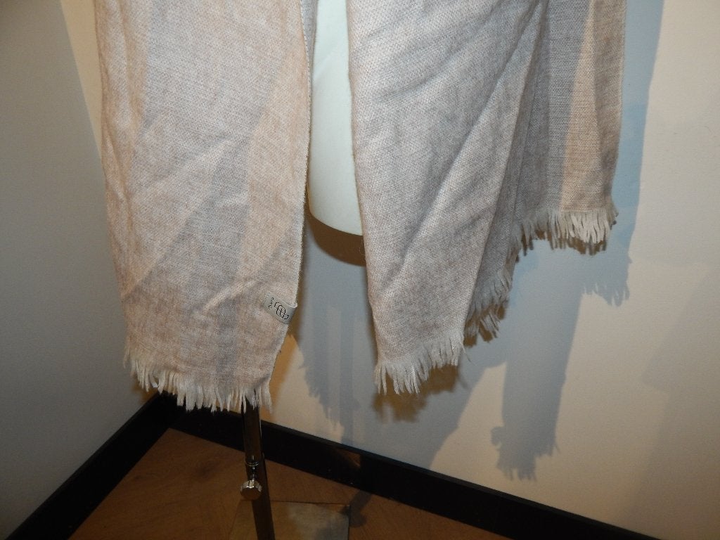Bufandy heerlijke zachte warme grote shawl franjes onder, Kleding | Dames, Bufandy, Verzenden, Maat 46/48 (XL) of groter, Zo goed als nieuw