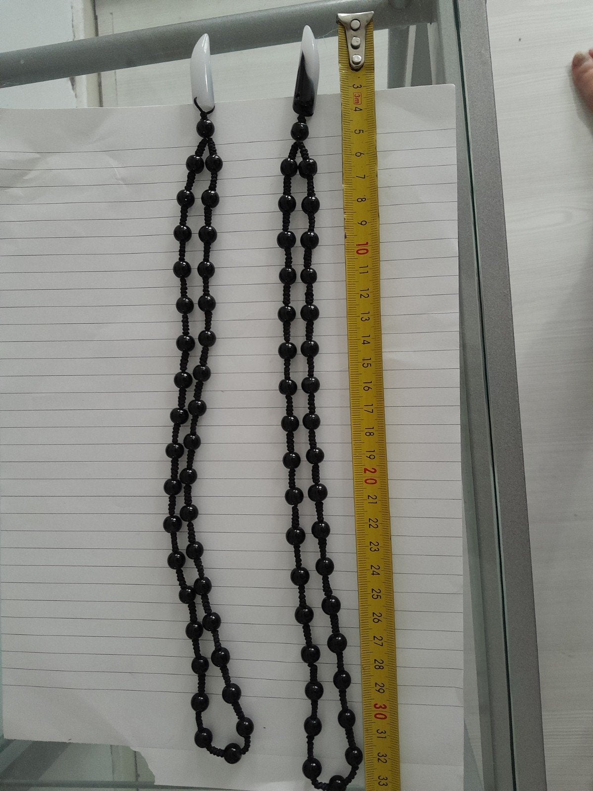 Zwarte kralenketting met witte hanger, Sieraden, Tassen en Uiterlijk, Met hanger, Kunststof, Gebruikt, Zwart