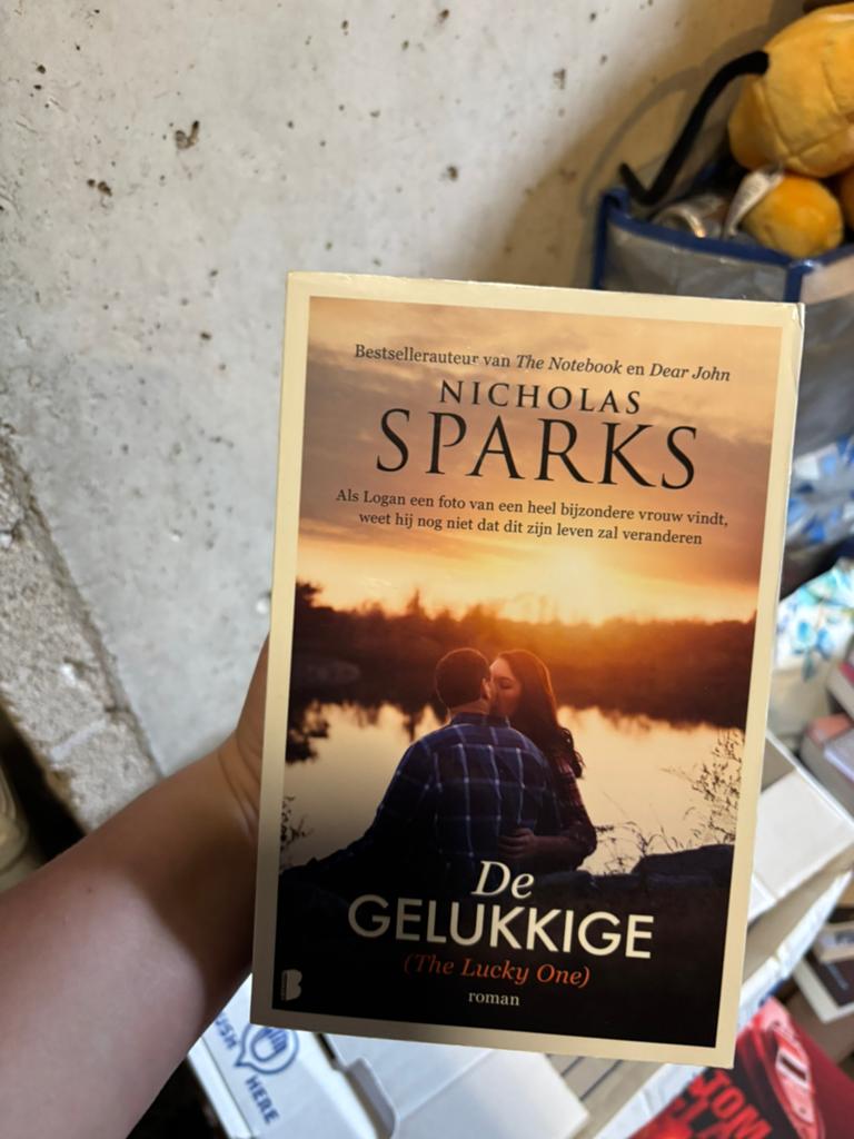 De gelukkige / the lucky one boek, Ophalen of Verzenden, Nieuw, Nederland
