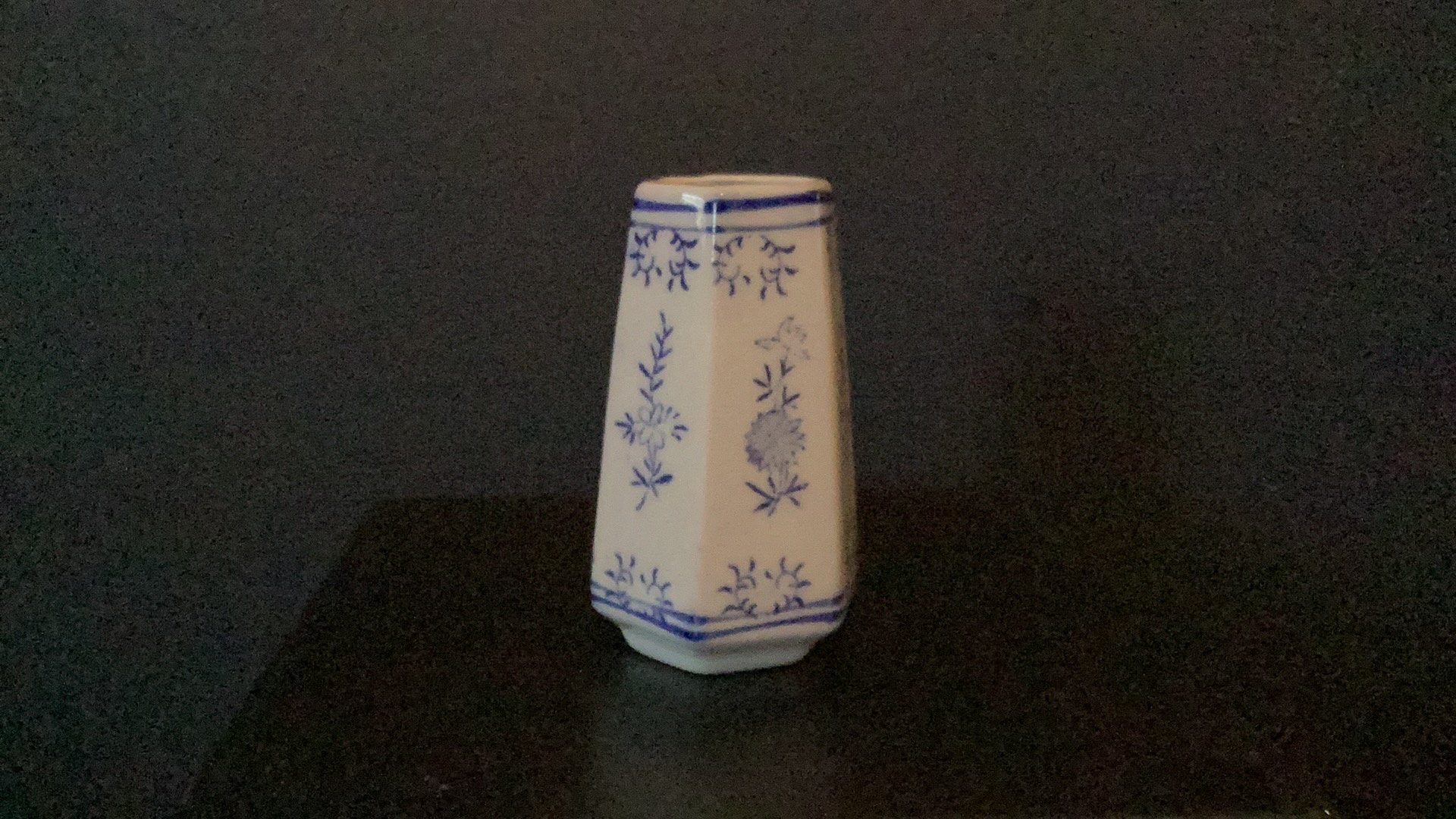 Zeshoekige Chinese vaas, blauw-wit, jaren '50, Antiek en Kunst, Ophalen of Verzenden
