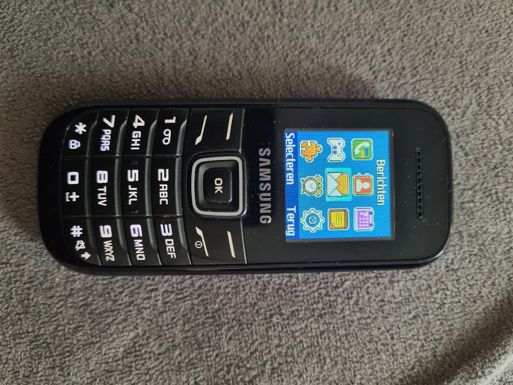 Samsung telefoon wegwerp dumb phone, Ophalen, Gebruikt, Overige modellen, Zwart