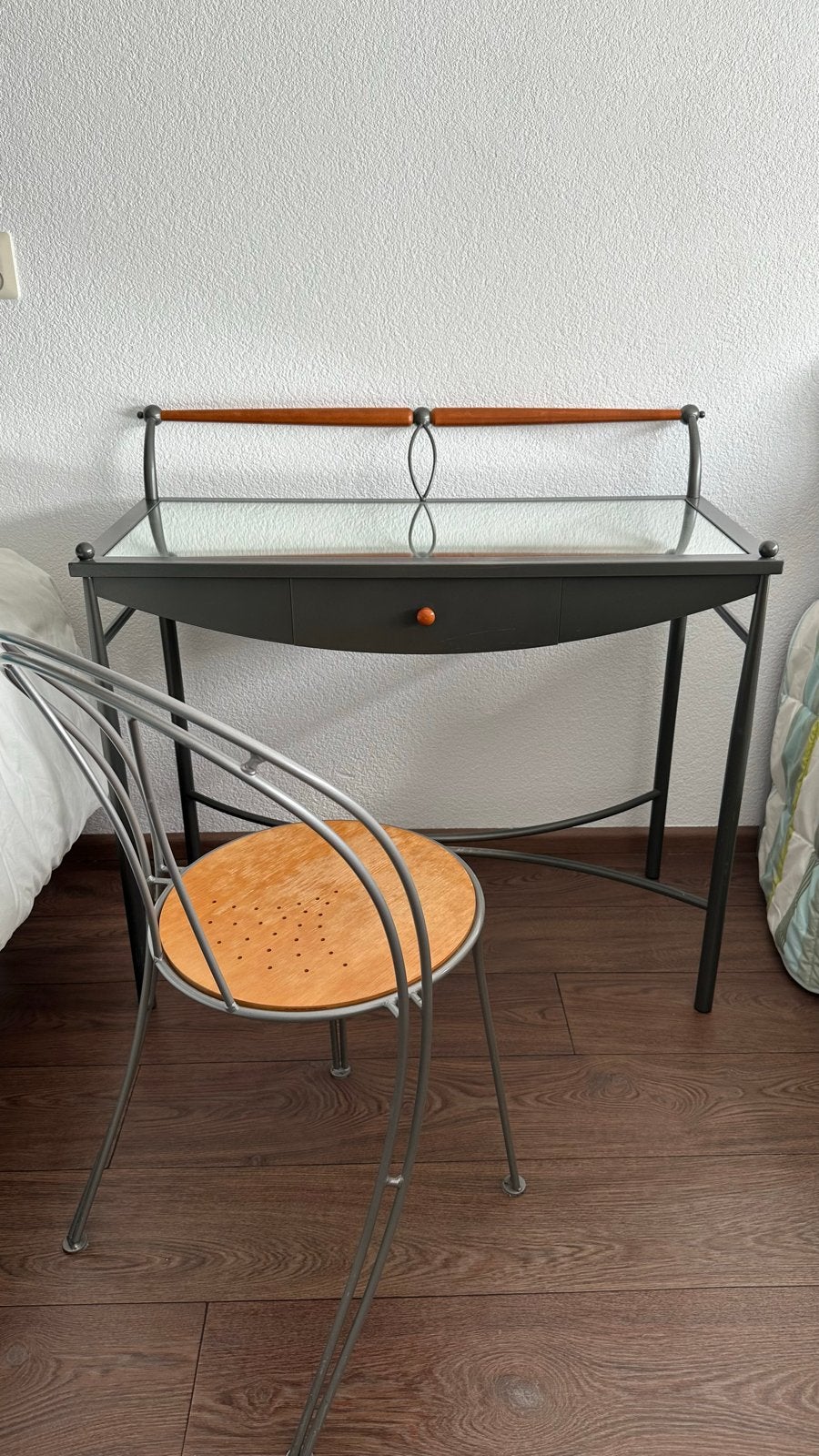 Metalen bureau met spiegelblad en stoel, Ophalen, Gebruikt, Met lades, Metaal