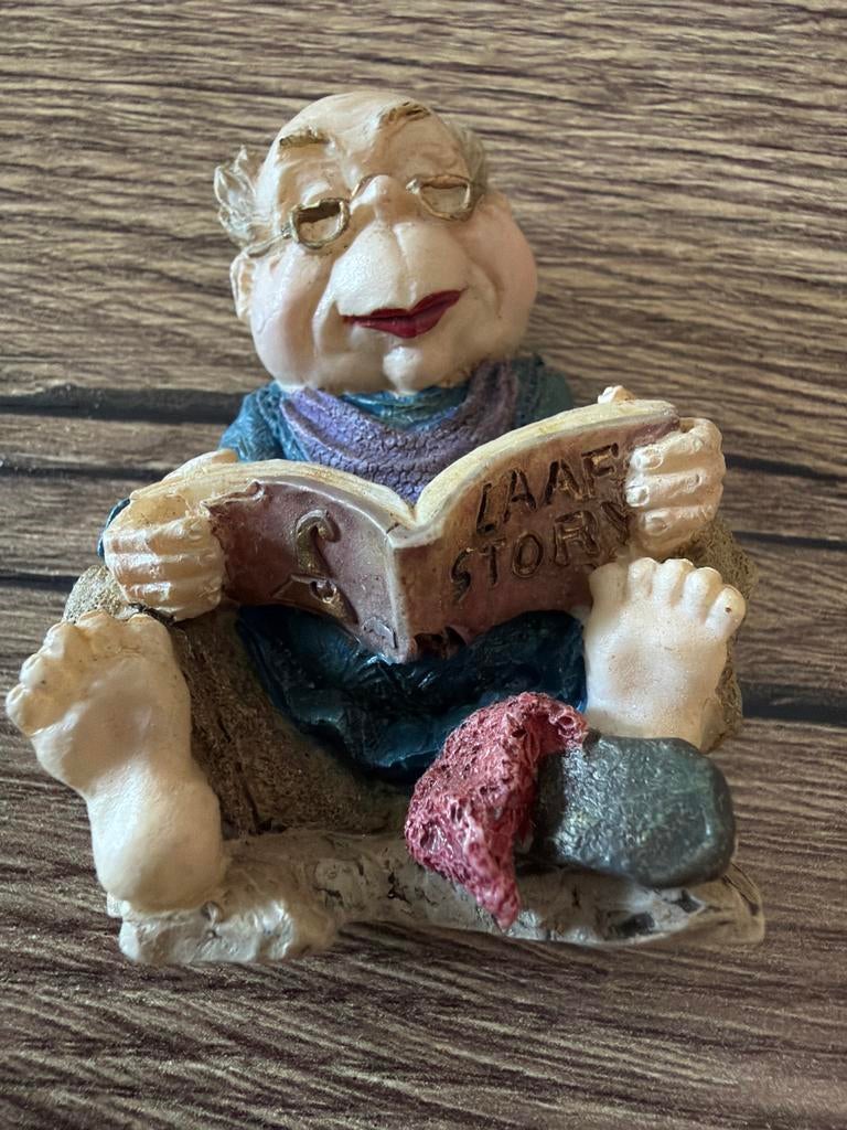 Grappig beeldje van oudje lezend boek 'LAAF STORY', Ophalen of Verzenden, Zo goed als nieuw, Beeldje of Poppetje