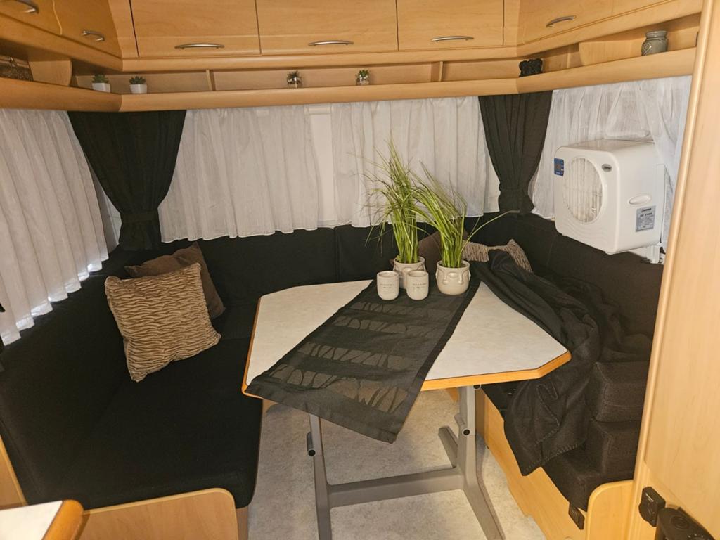 Fendt Saphir 490 F  met complete voortentuitrusting, Caravans en Kamperen, Caravans, Vast bed, Rondzit, Particulier, Fendt