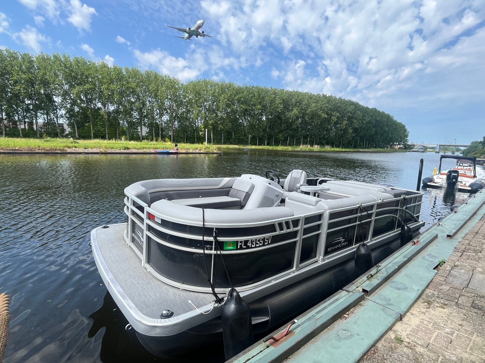 Benneton pontoon 2022 / 150 pk yamaha / op trailer, Ophalen, Zo goed als nieuw, Trailer