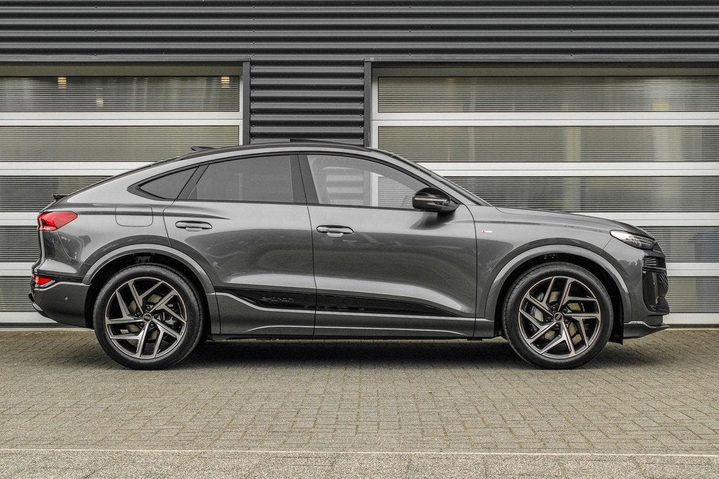 Audi Q6 Sportback e-tron S edition 252pk 83 kWh | Trekhaak P, Auto's, Audi, Automaat, 12 maanden, Achterwielaandrijving, Zwart