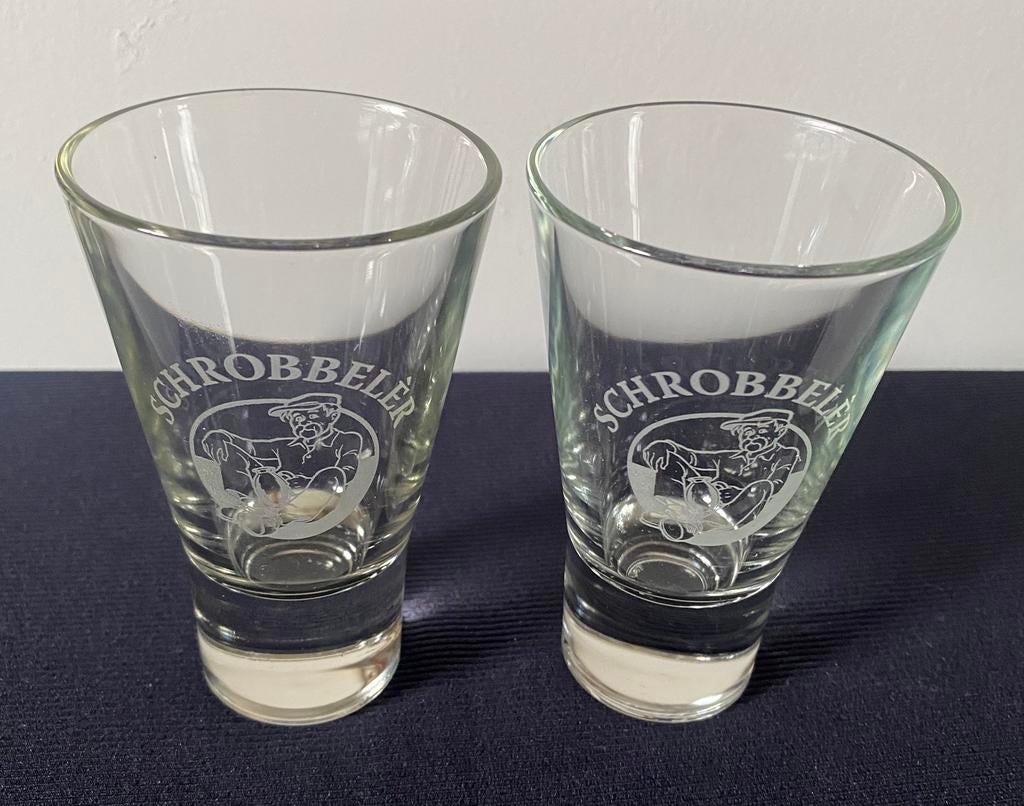 2 Schrobbelèr glazen met logo en verzwaarde bodem. H.11 cm., Ophalen of Verzenden, Zo goed als nieuw, Borrel- of Shotglas