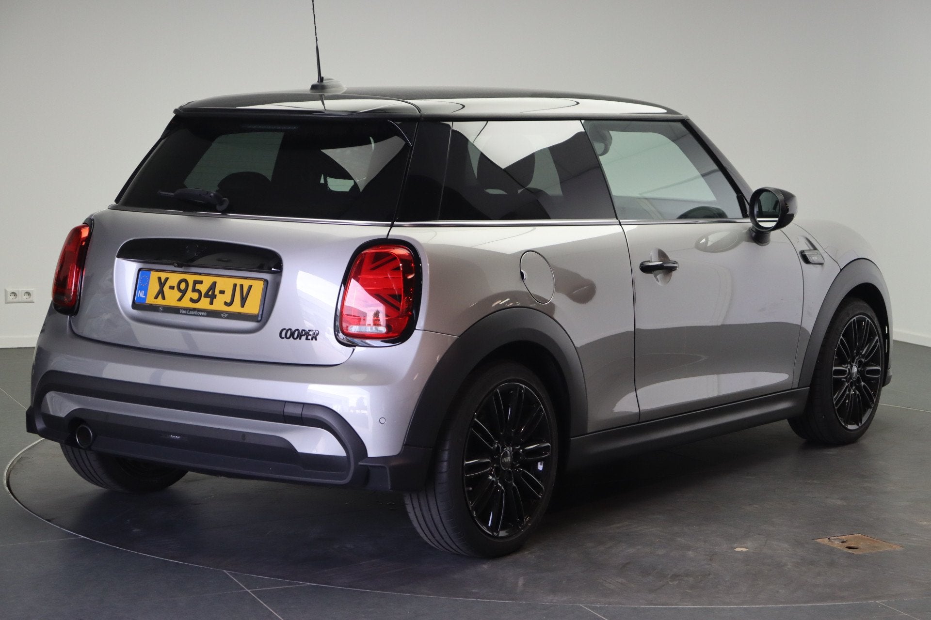 MINI Hatchback Cooper Classic Camden Automaat / Sportstoelen, 136 pk, Gebruikt, Met garantie (alle), 4 stoelen