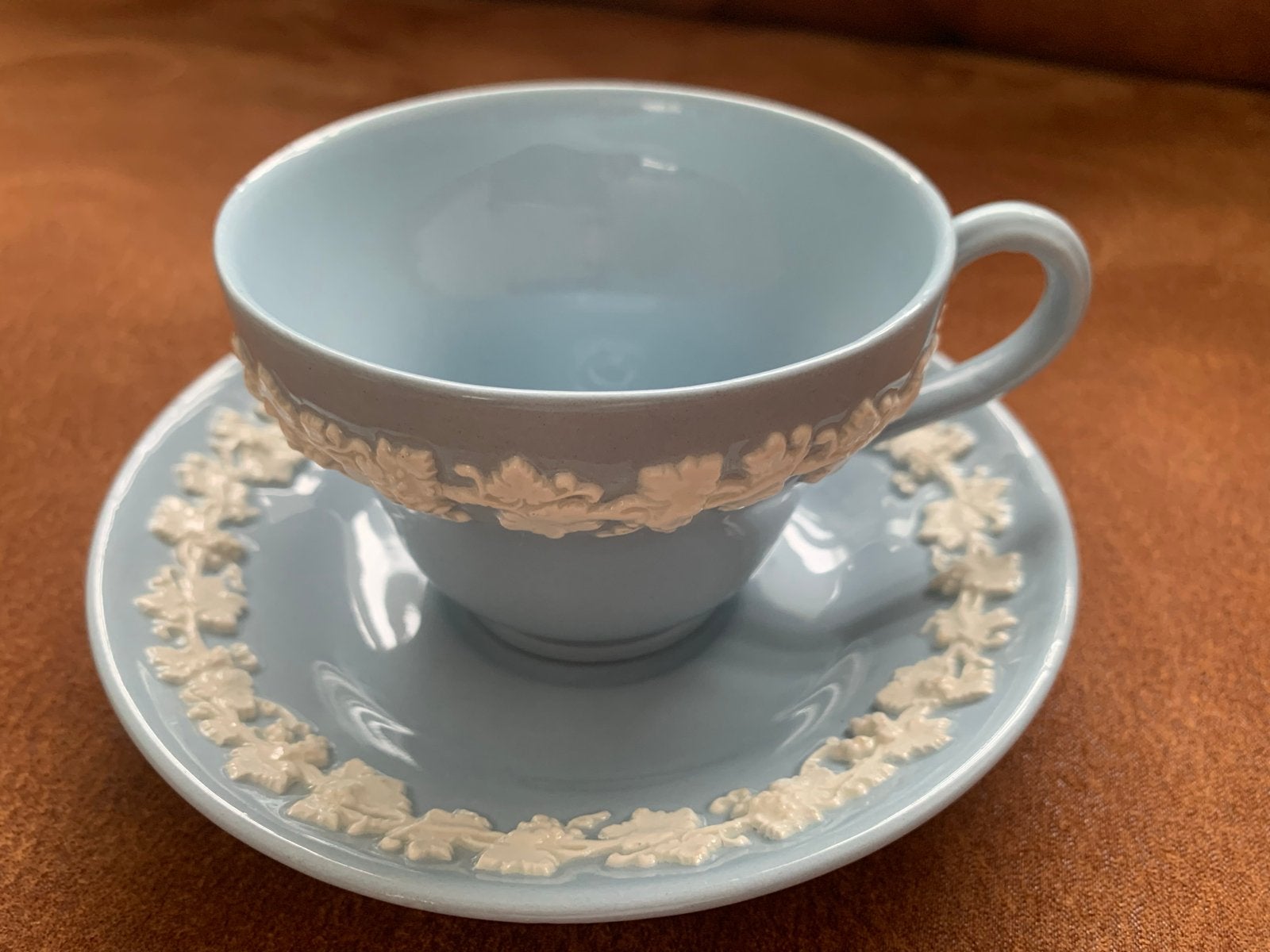 Wedgwood Queens Ware Embossed Barlaston - kop en schotel, Antiek en Kunst, Ophalen of Verzenden