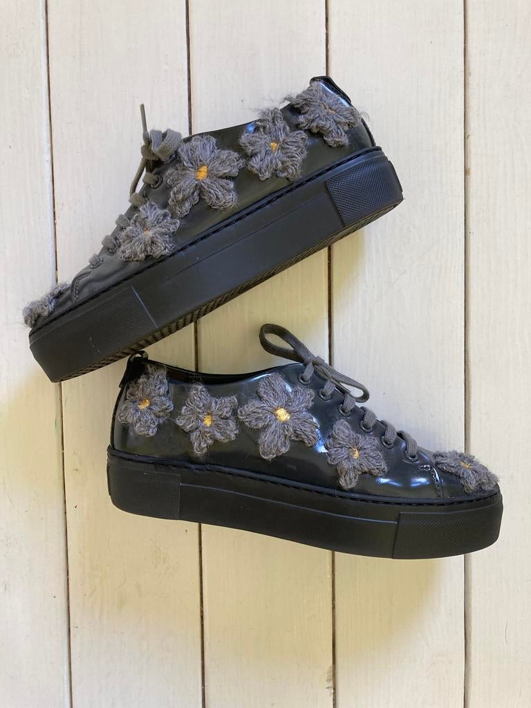 Designer AGL sneakers grijs lak met bloemen maat 36, Ophalen of Verzenden, Grijs, Sneakers of Gympen, Zo goed als nieuw