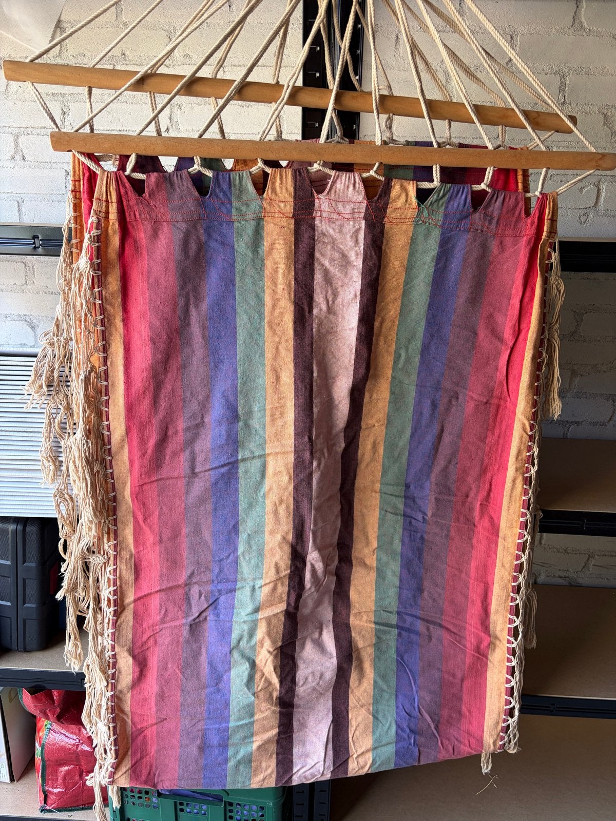 Kleurrijke hangmat met houten spreider, Tuin en Terras, Hangmatten, Opvouwbaar, Ophalen of Verzenden, Zo goed als nieuw, Eenpersoons