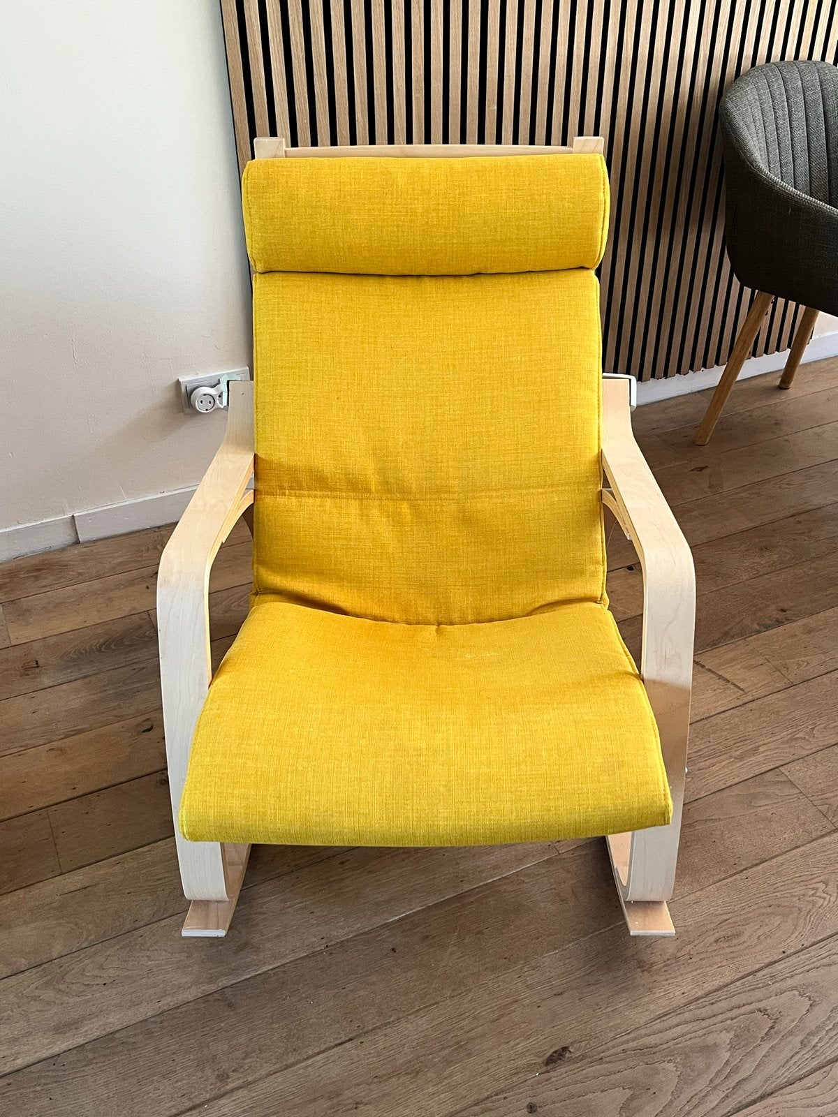 IKEA POÄNG schommelstoel met geel kussen - Zaandam, Huis en Inrichting, Fauteuils, Ophalen, Gebruikt, Hout, 50 tot 75 cm