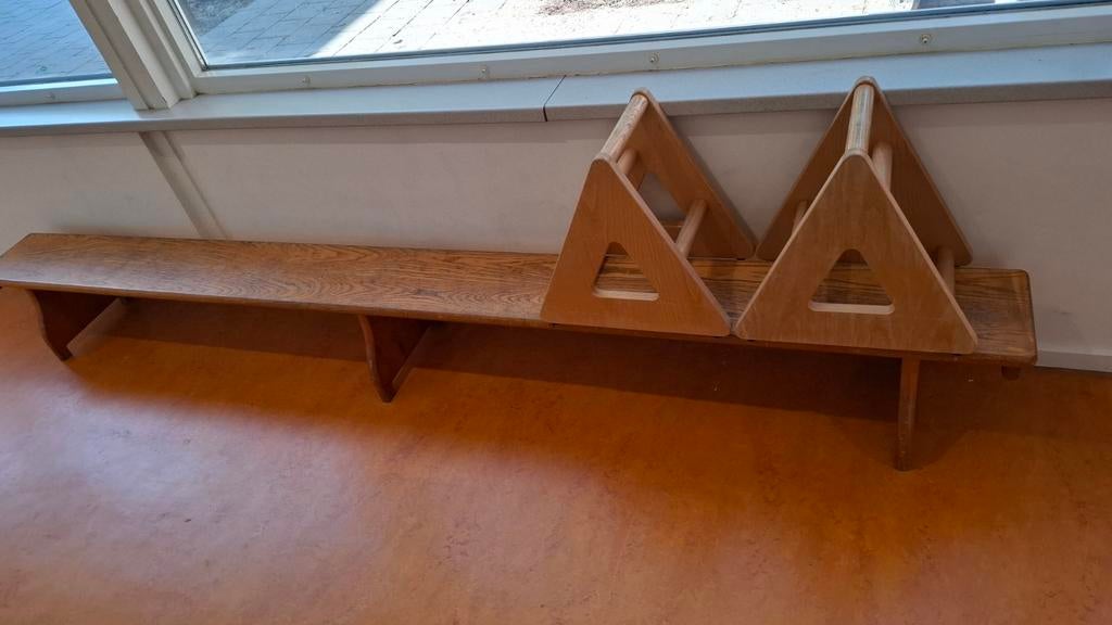 Houten bankje en 2 driehoekige  steunen, Gebruikt, Ophalen of Verzenden, Eén, Hout