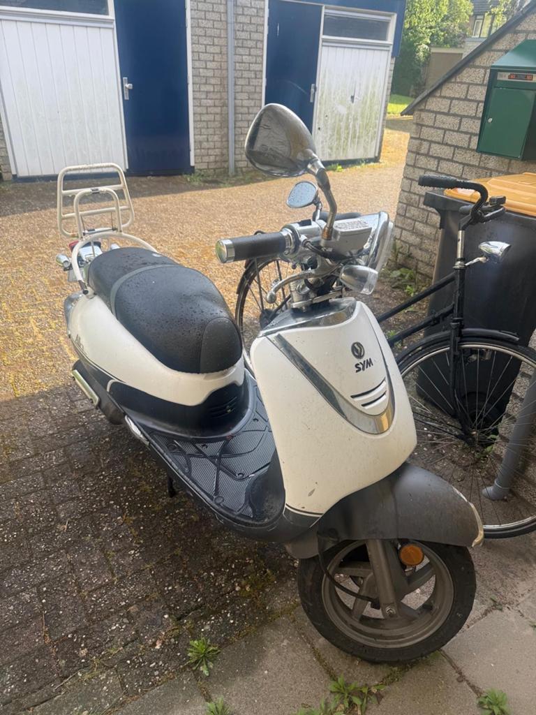 SYM Orbit Scooter - Wit/Zwart, Gebruikt, Maximaal 45 km/u, Ophalen of Verzenden, Benzine