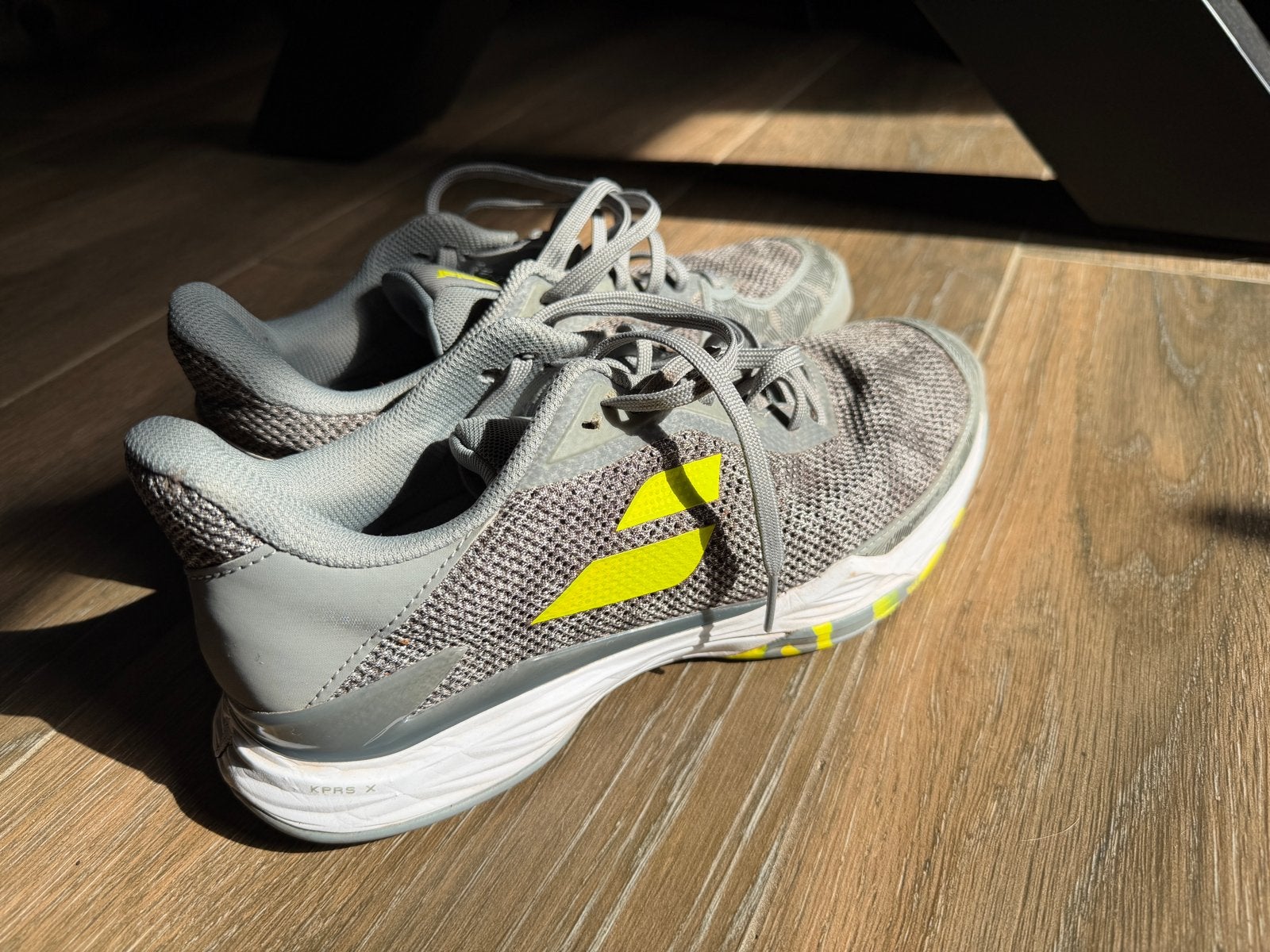 Babolat tennis schoenen - Grijs/Geel maat 42, L00, Schoenen, Ophalen of Verzenden, Zo goed als nieuw