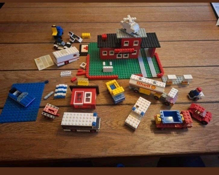 Vintage LEGO set met gebouwen en voertuigen, Ophalen of Verzenden, Gebruikt, Overige merken
