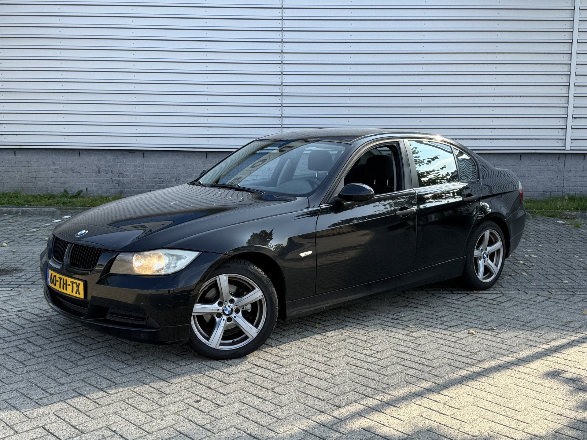 BMW 3 Serie 318i (INRUILKOOPJE) (bj 2006), Auto's, 4 cilinders, Zwart, Handgeschakeld, 1335 kg