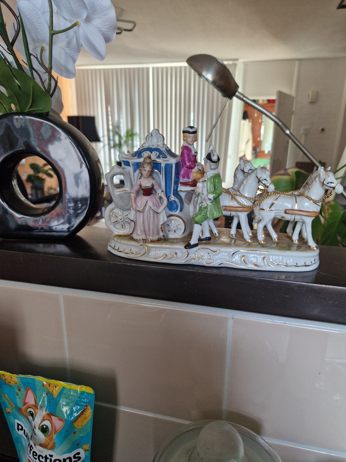 Puntgave koets met paarden beeldje, Ophalen