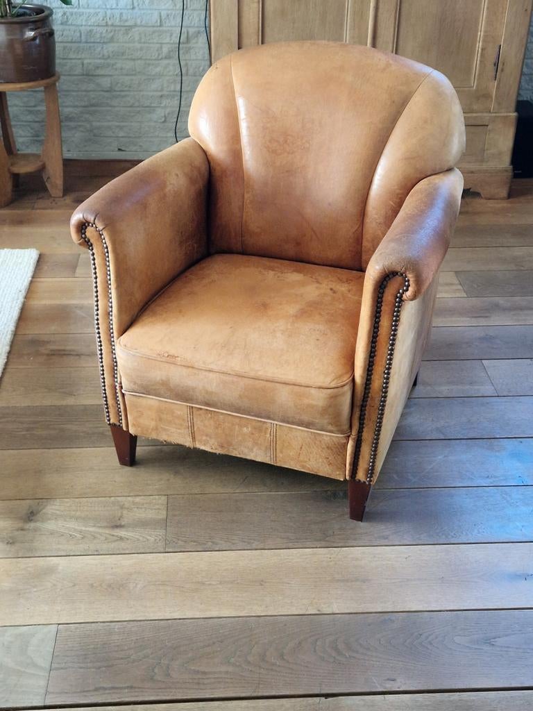 Brocante leren fauteuil, Huis en Inrichting, Fauteuils, Gebruikt, Ophalen of Verzenden, 50 tot 75 cm, Brocant
