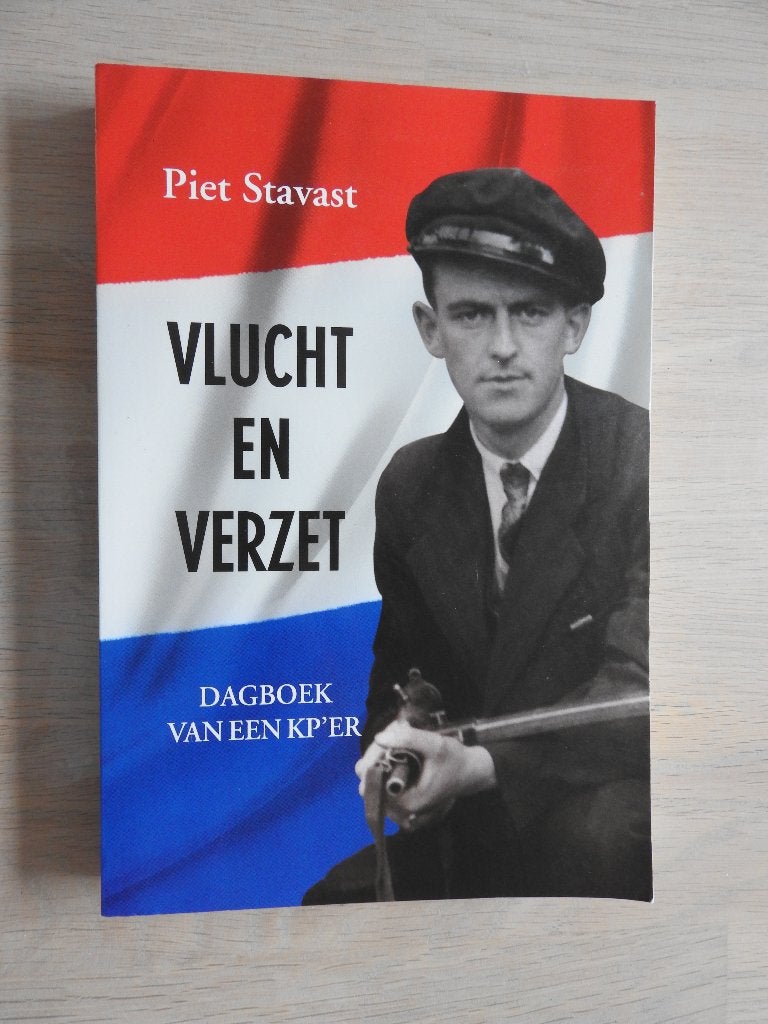 Piet Stavast - Vlucht en verzet - Dagboek van een KP'er, Ophalen of Verzenden, Tweede Wereldoorlog, Zo goed als nieuw, Overige onderwerpen