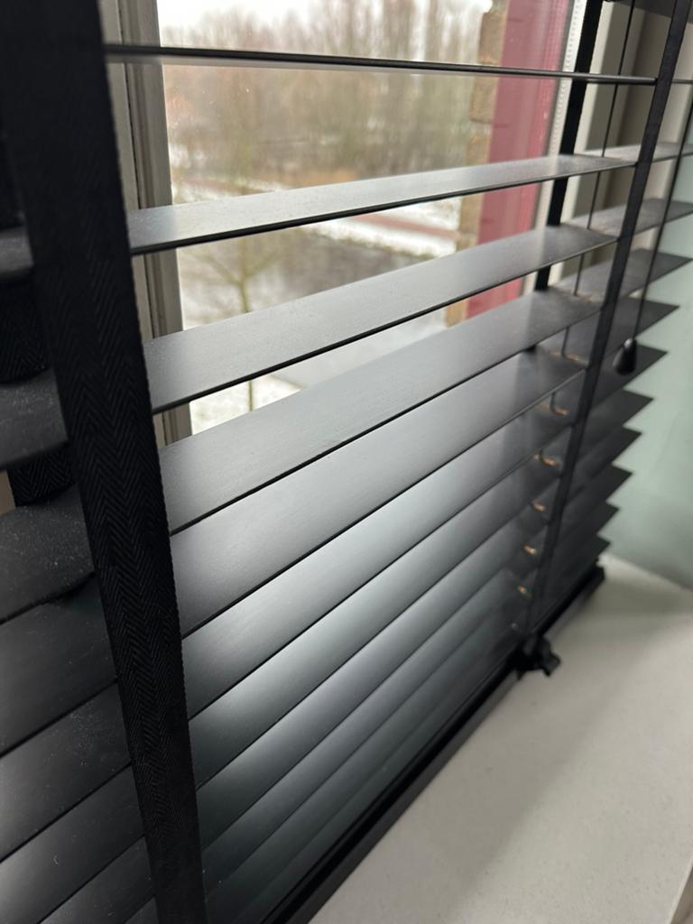 Zwart houten jaloezie B 120 H 180 lamelbreedte 5 + 60x130x5, Ophalen of Verzenden, Zo goed als nieuw, Zwart