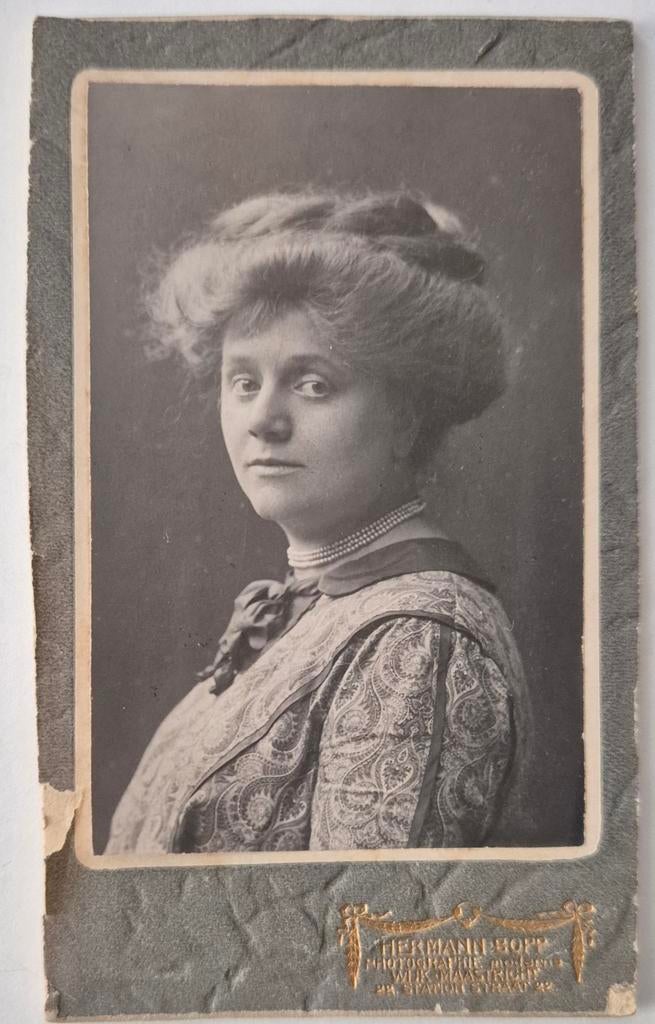 117 cdv vrouw Maastricht fotograaf Hermann Bopp, Verzamelen, Ophalen of Verzenden