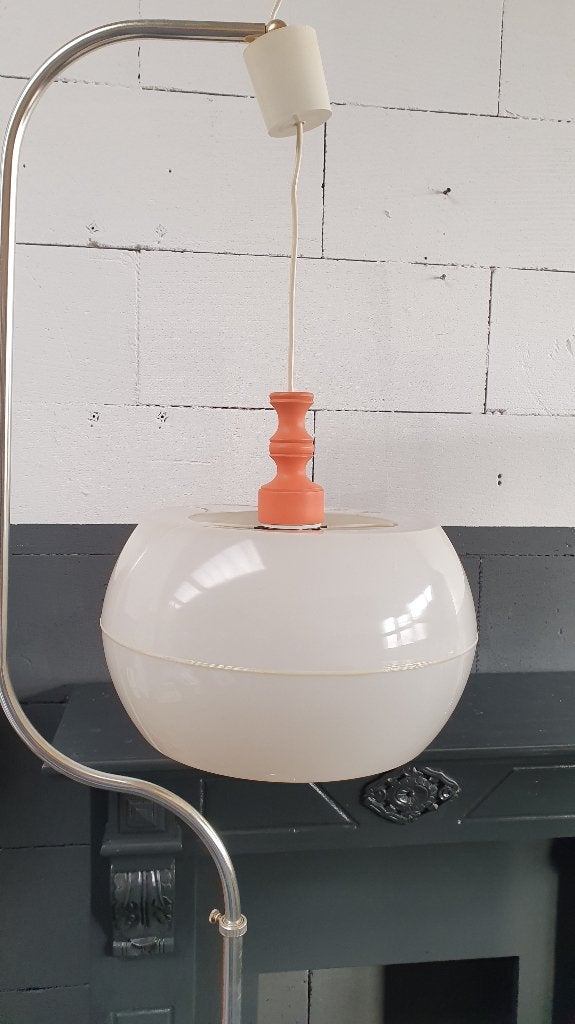 Retro jaren 70 hanglamp, wit kunststof met oranje. S26