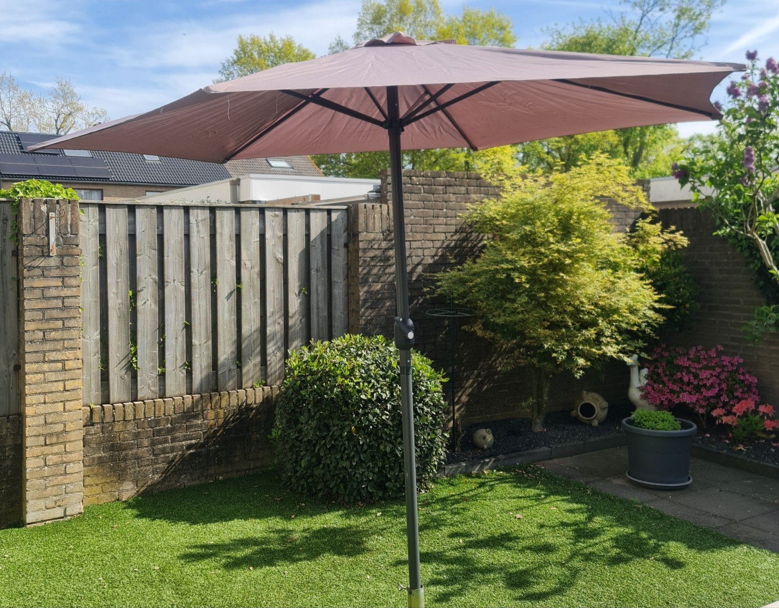Nieuwe taupekleurige Parasol met opdraai mechanisme, Ophalen, Kantelbaar, Nieuw, 2 tot 3 meter
