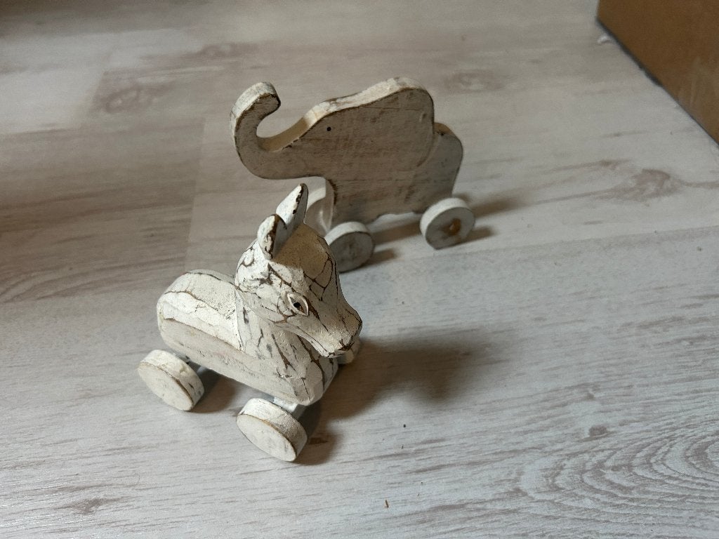 houten dieren op wietjes, Ophalen of Verzenden, Gebruikt, Wit, Hout
