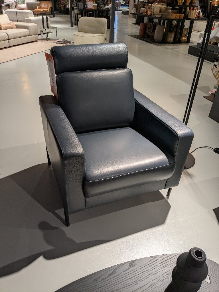 NIEUWE BLAUWE LEDEREN FAUTEUIL VOOR BODEMPRIJS, Ophalen, 75 tot 100 cm, Leer, 50 tot 75 cm