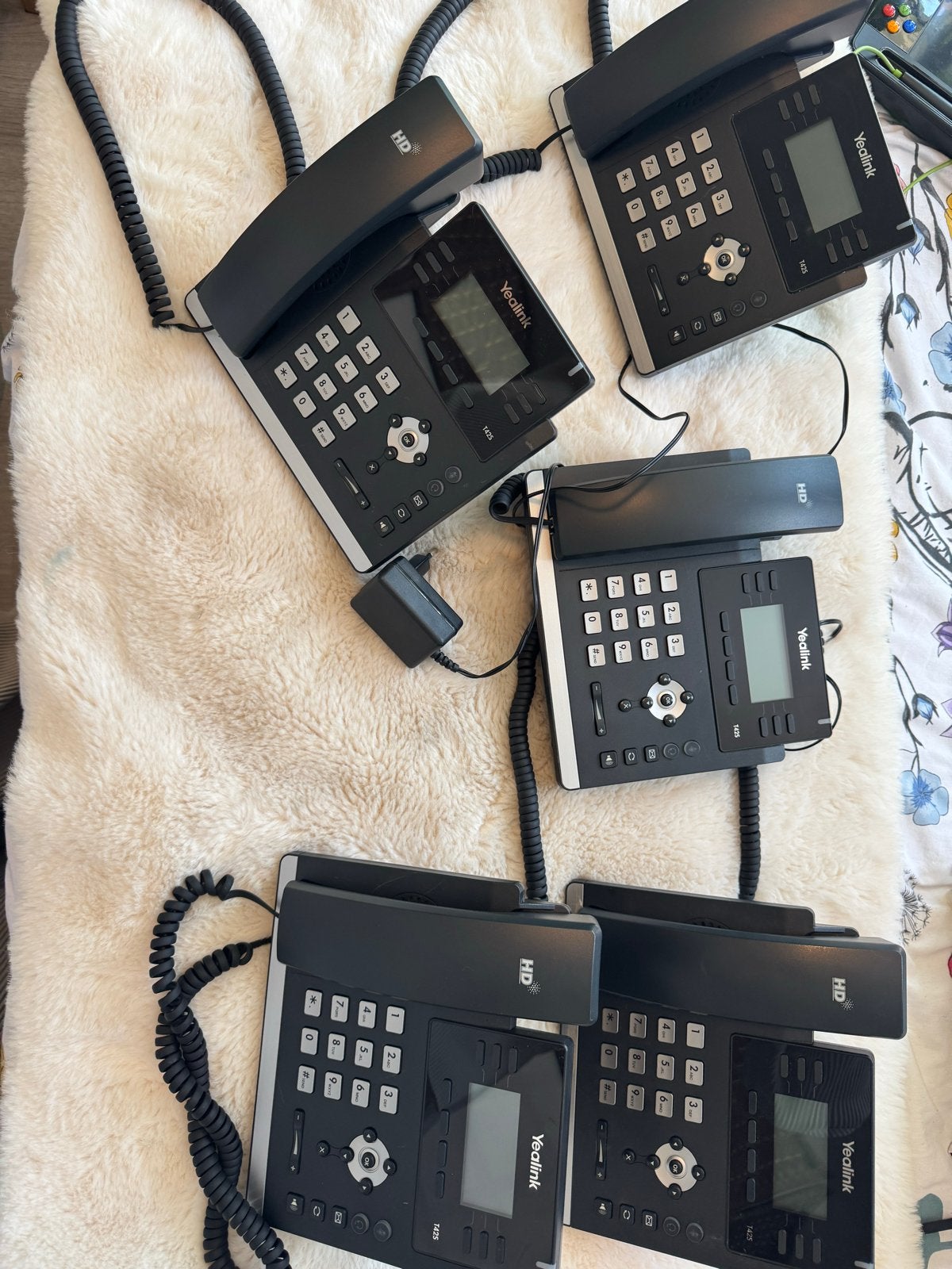 Set van 5 Yealink SIP-T42S VoIP telefoons – Inclusief kabels, Ophalen of Verzenden, Gebruikt, 4 handsets of meer