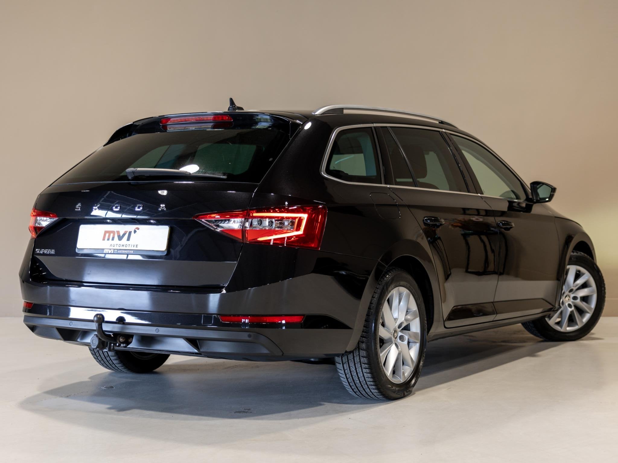 Skoda Superb Combi 1.5 TSI ACT Business Edition / 150pk / Tr, Auto's, 4 cilinders, Zwart, Origineel Nederlands, 19 km/l