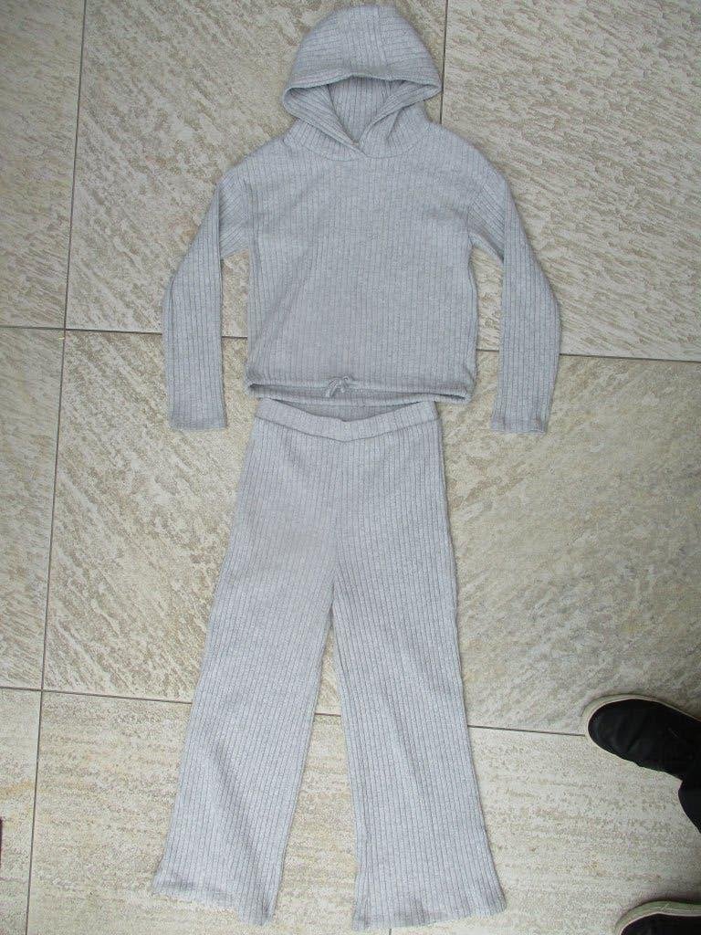 Joggingpak grijs maat 140 C&A joggingbroek + trui, C&A, Ophalen of Verzenden, Zo goed als nieuw, Setje