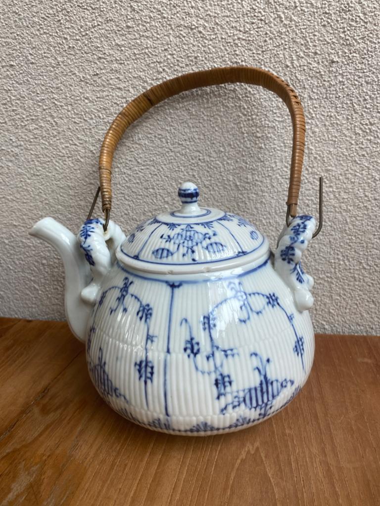 Antieke porseleinen theepot met bamboe hengsel, Ophalen of Verzenden