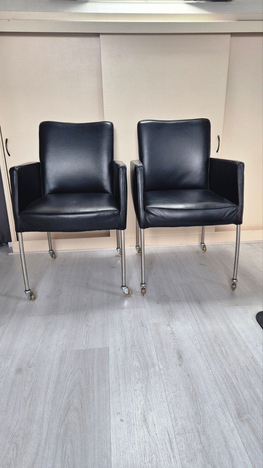 2 zeer mooie zwart design leren eetkamer uitbuikstoelen, Ophalen, Twee, Zwart, Leer