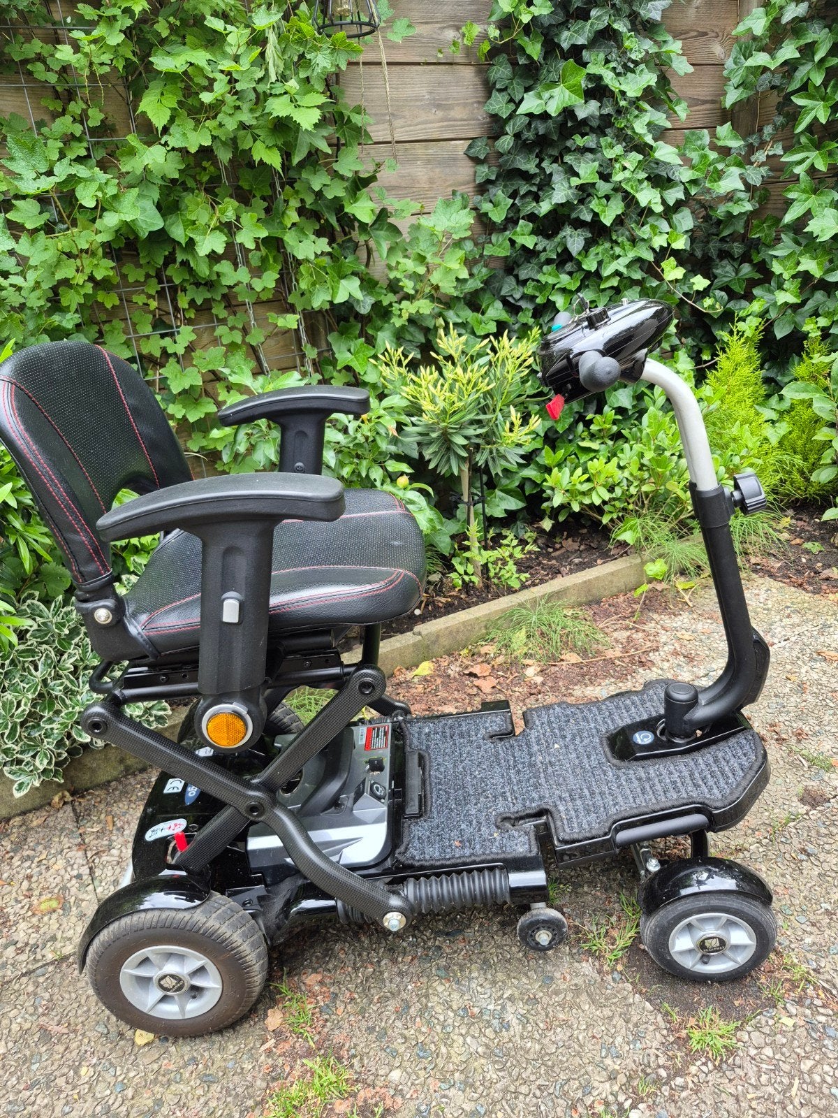 Mango Bobby Carbon DeLuxe opvouwbare scootmobiel (2022), Ophalen, Zo goed als nieuw, Mango, 10 km/u of minder