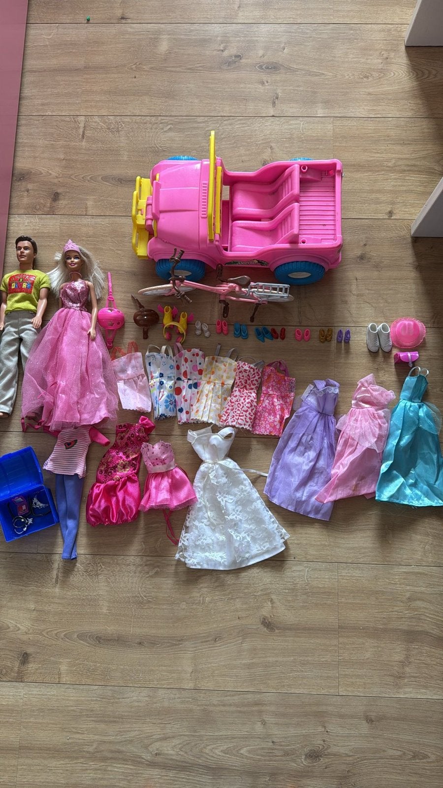 Barbie en Ken poppen met auto en uitgebreide kledingcollecti, Ophalen, Gebruikt, Barbie