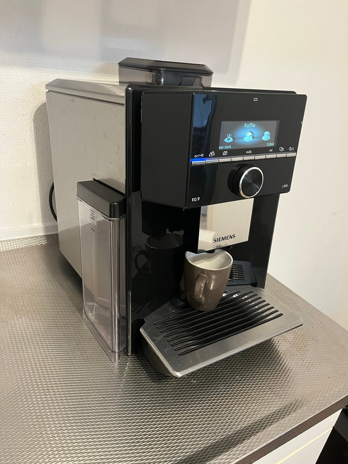 Siemens EQ.9 S300 Volautomatische Koffiemachine, Witgoed en Apparatuur, Afneembaar waterreservoir, Gebruikt, 10 kopjes of meer