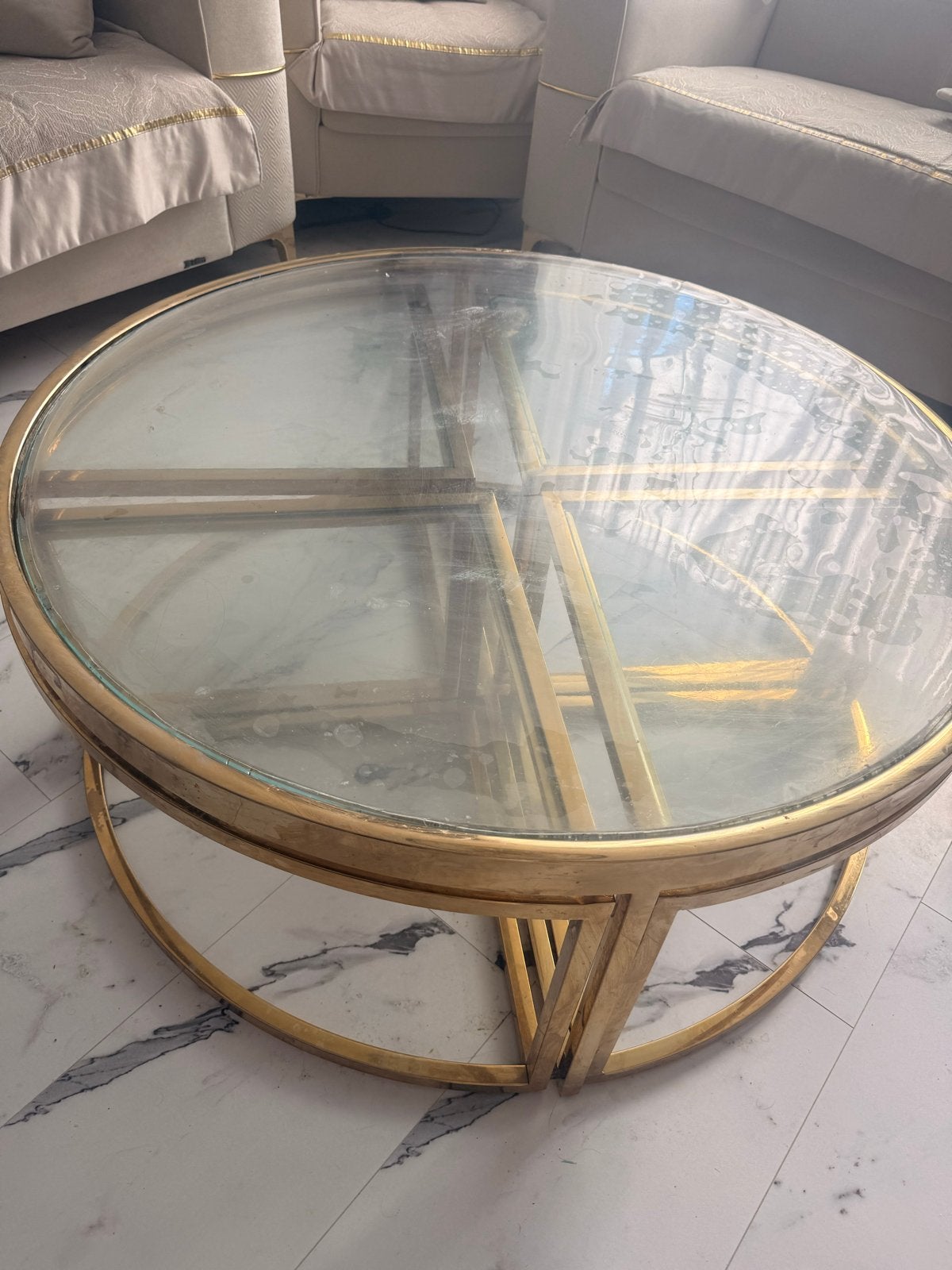 Ronde salontafel met glazen blad en gouden frame, Huis en Inrichting, Tafels | Salontafels, Ophalen, Gebruikt, Rond, 50 tot 100 cm