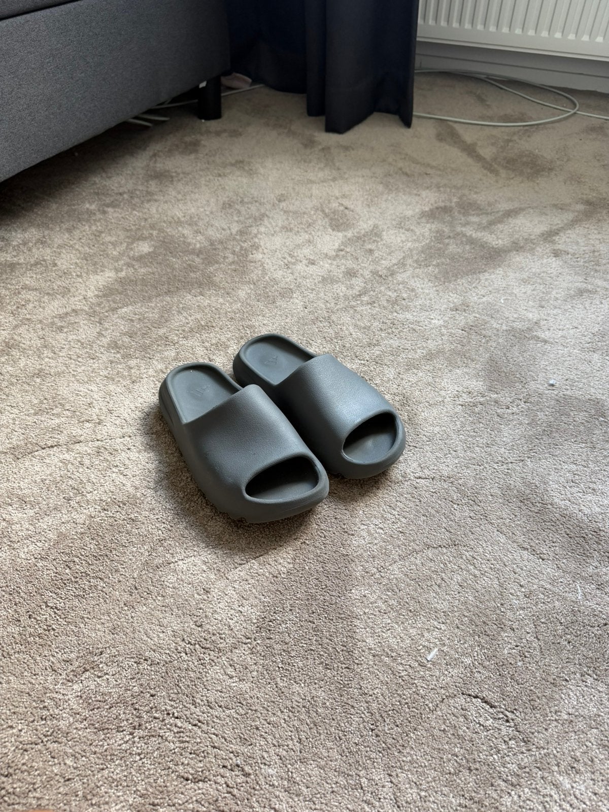 Addidas yeezy slides onyx. Maat: 42, Dieren en Toebehoren, Ophalen of Verzenden, Zo goed als nieuw