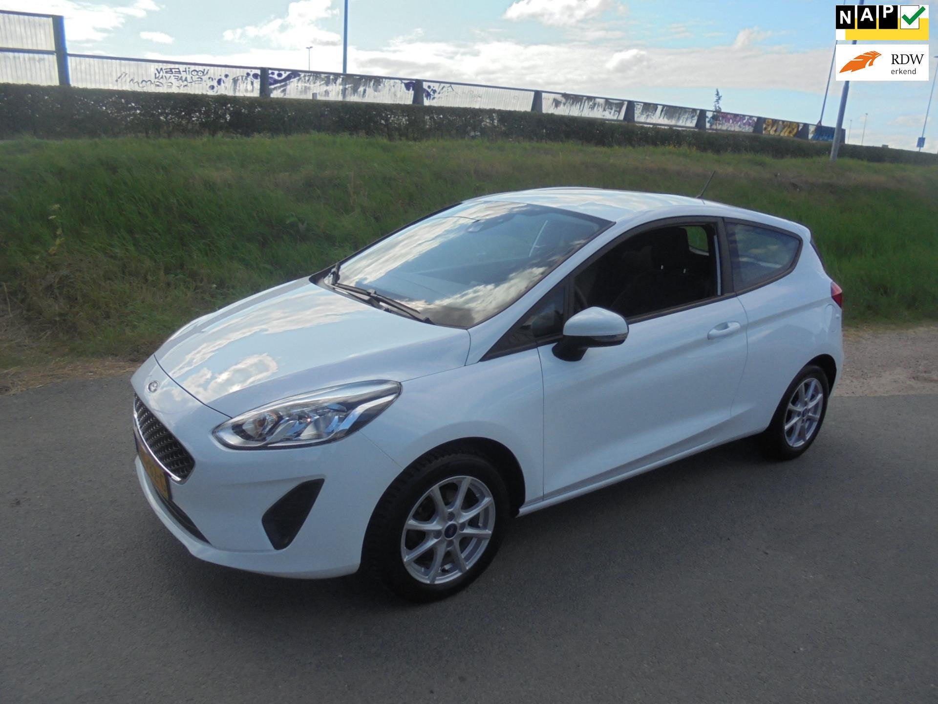Ford FIESTA Ford fiesta 1.1 benzine 3 deurs airco lmv 58.000, Auto's, Voorwielaandrijving, Wit, Bedrijf, Handgeschakeld
