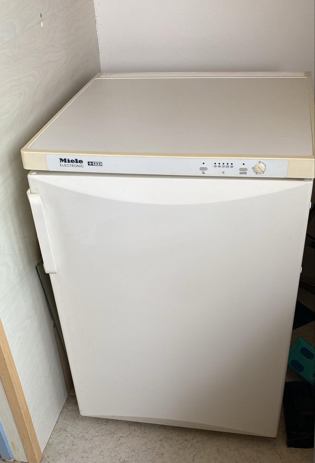 Miele Electronic Vriezer - Compact en Betrouwbaar, 85 tot 120 cm, Gebruikt, 75 tot 100 liter, Met aparte vriezer