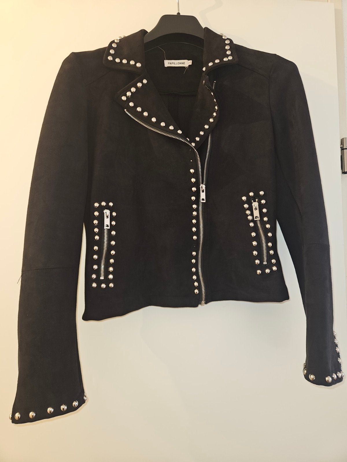 Stoere, zwarte damesjas met ronde studs te koop! (maat L), Zwart, Maat 42/44 (L), Ophalen of Verzenden, Jasje
