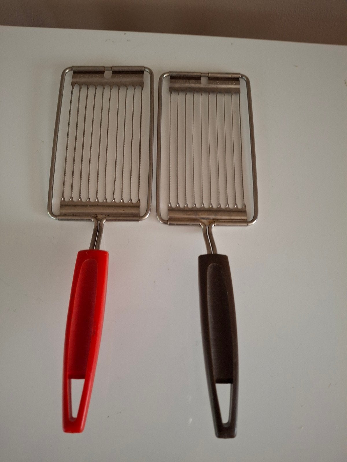 2 Tomado Holland tomaten snijders, Ophalen of Verzenden, Metaal, Meerkleurig, Overige merken