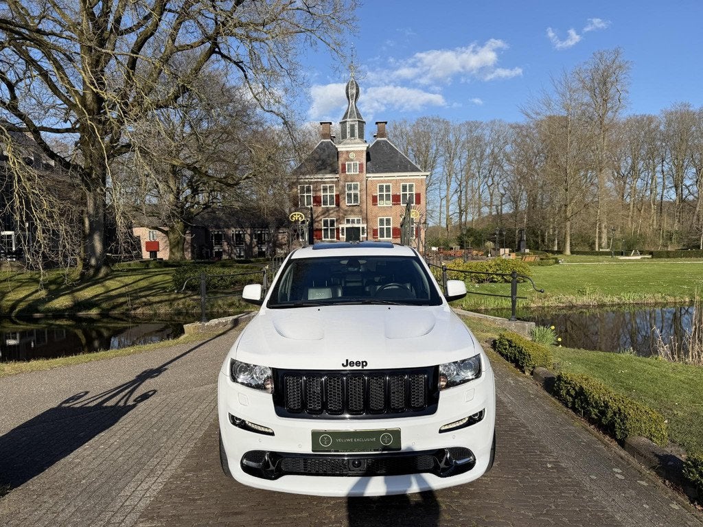 Jeep Grand Cherokee 6.4 V8 SRT8 | Pano | Volledig Onderhoude, Auto's, Automaat, Euro 5, Wit, 156 €/maand