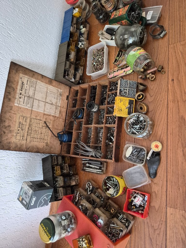 Ijzerwaren, schroeven,  spijkers magazijnkist antiek Bagijn, Ophalen, Gebruikt, 250 mm of meer, Bouten of Moeren