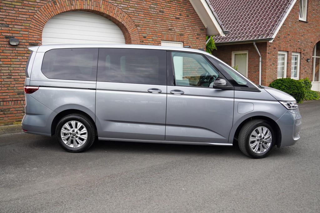 Volkswagen Multivan 1.4 E-hybrid Life L2 218PK Panoramadak A, Auto's, Stof, Gebruikt, Euro 6, 138 €/maand