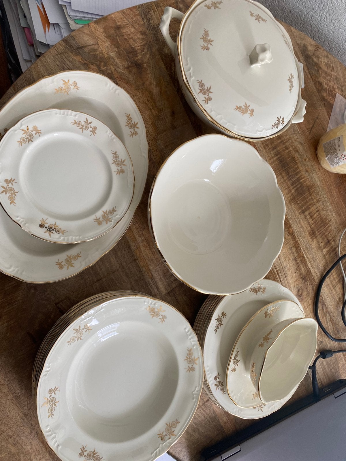Oud servies crème met goud, Ophalen
