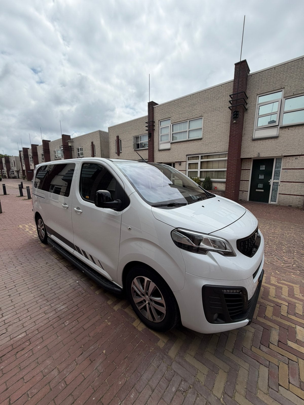 Peugeot Expert 2.0 BlueHDi 145pk SPORT 2022r Extra Sloten, Voorwielaandrijving, Navigatiesysteem, Zwart, 4 cilinders